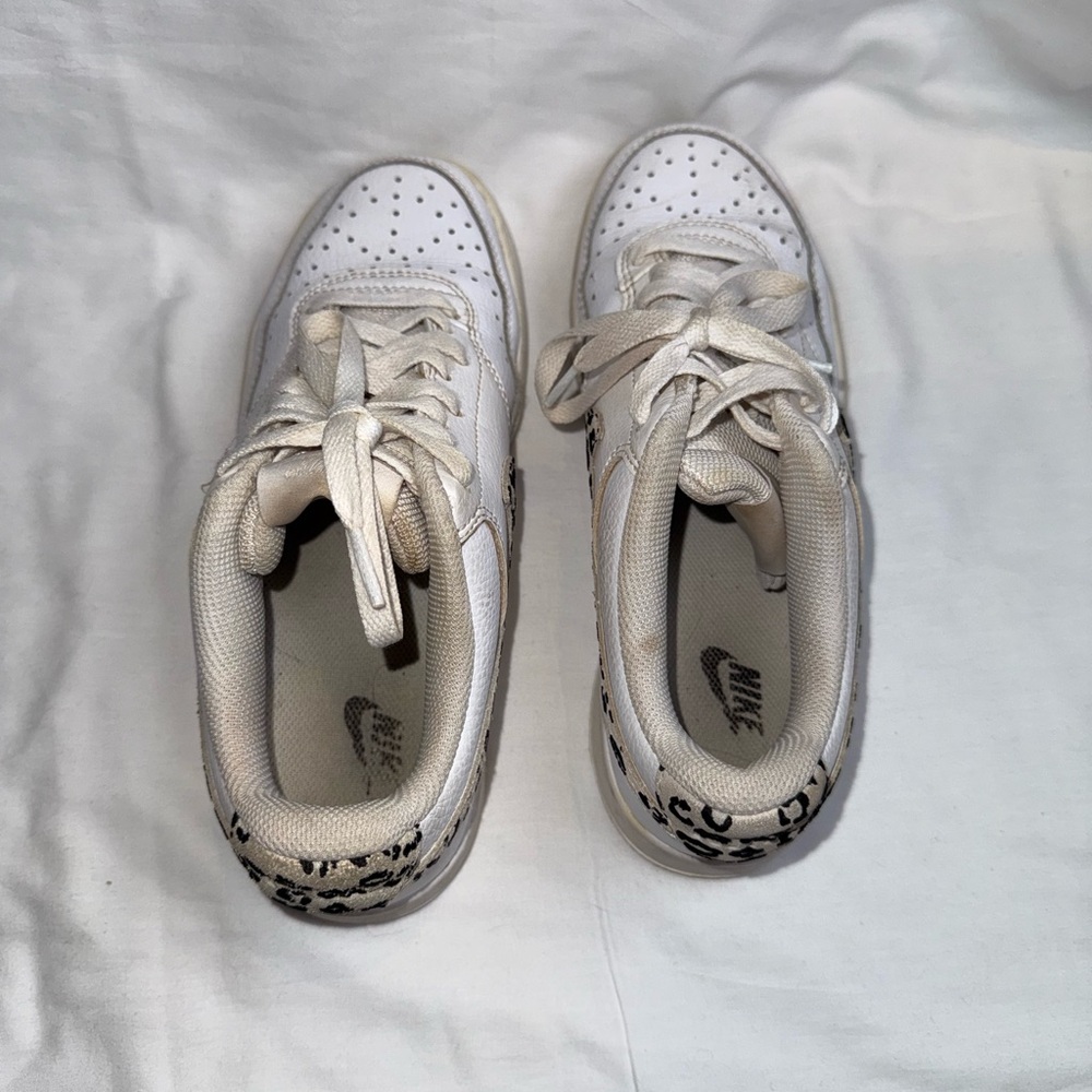 Nike women’s Court Vision Low sneakers in white with a leopard‎ print swoosh - Picture 2 of 6